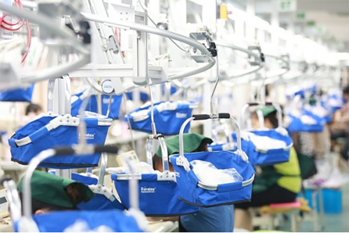 服装制造厂智能自动化神器—长园装备吊篮式吊挂流水线系统